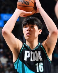 爱游戏体育app下载-杨瀚森复出2+1！开拓者惨败难阻黄蜂17战14胜 米勒26+8+6三分