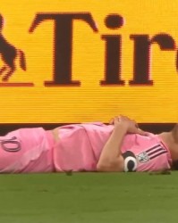 爱游戏体育-梅西小禁区前扣过对手，兜射擦着门柱偏出后躺在地上叹息